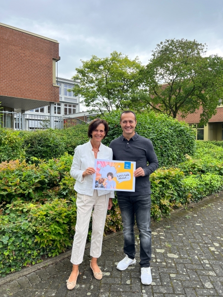 Zukunft noch ohne Plan? Petra Münstermann vom Bildungs- und Integrationszentrum des Kreises Paderborn (l.) und Lazgin Kurt, Schulamtskoordinator des Schulamt für den Kreis Paderborn, organisieren die Beratungsveranstaltung für Schülerinnen und Schüler und deren Eltern am Montag, 9. September, im Forum des Richard-von-Weizsäcker-Berufskollegs in Paderborn. © Kreis Paderborn